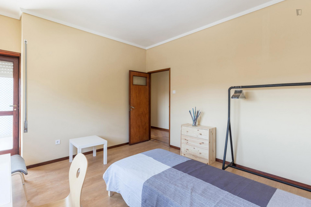 Single bedroom, with balcony, not far from ISEP - Instituto Superior de Engenharia do Porto