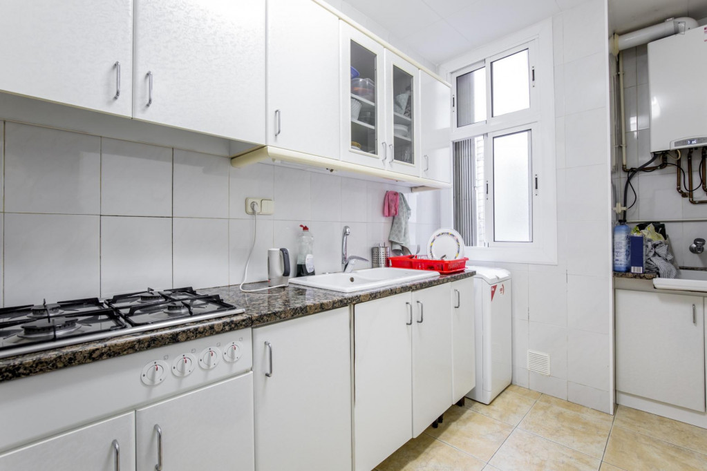 Multiple beds bedroom, with balcony, in 8-bedroom apartment