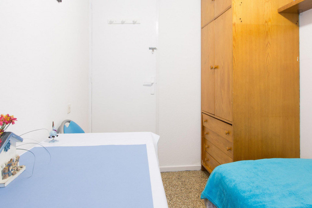 Nice single bedroom in a 4-bedroom flat, in Sant Andreu