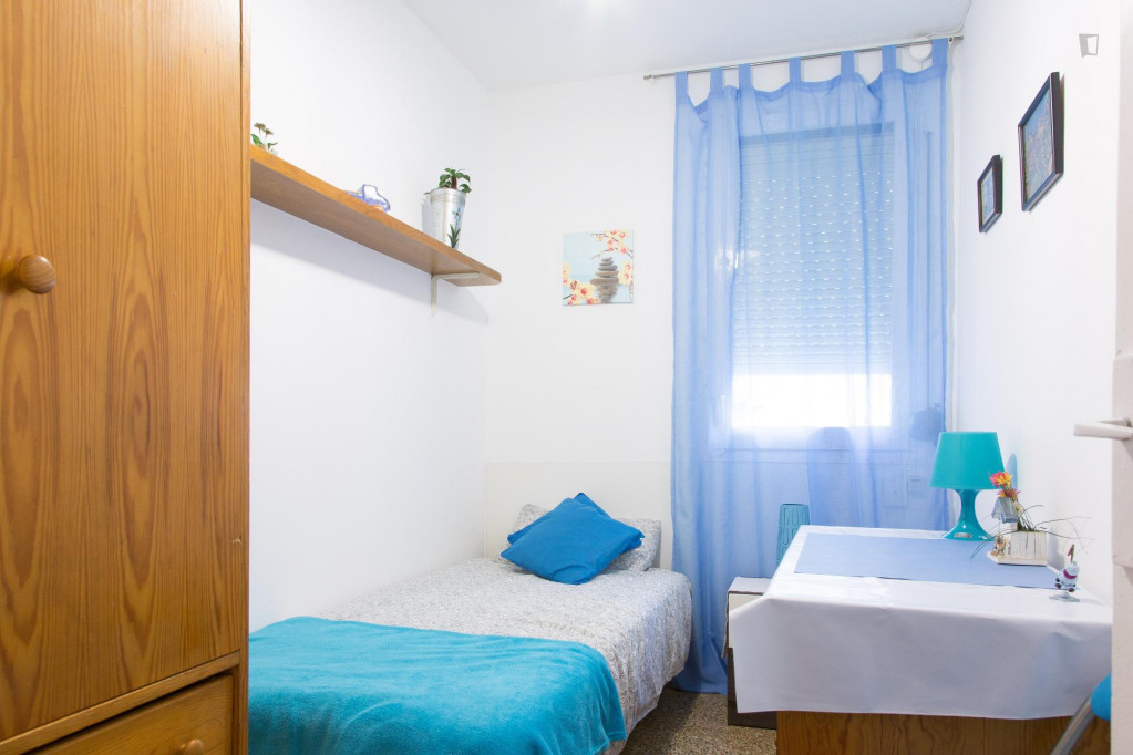 Nice single bedroom in a 4-bedroom flat, in Sant Andreu