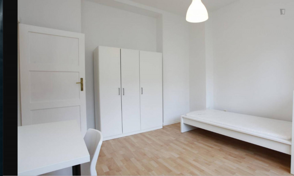 Great room in 3-bedroom apartment in Neukölln