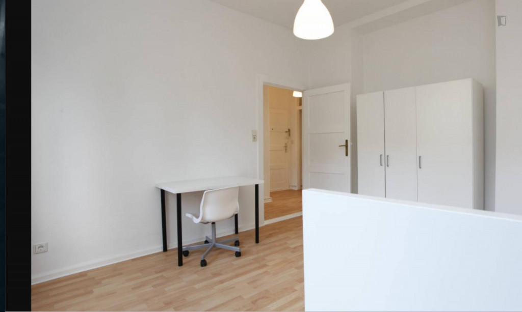 Great room in 3-bedroom apartment in Neukölln