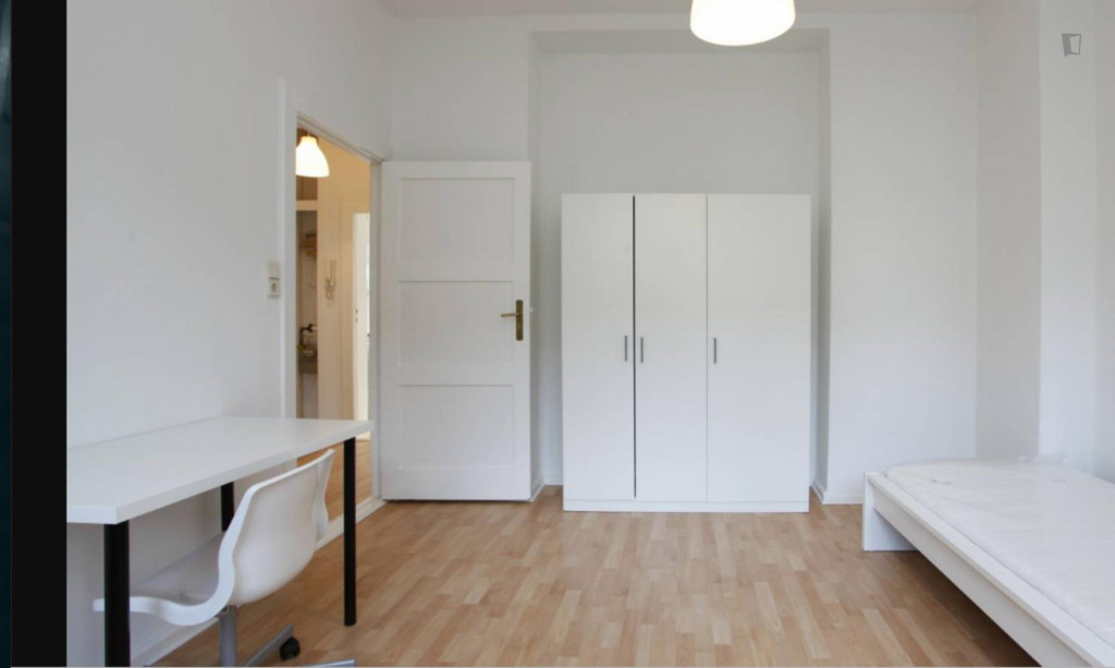 Great room in 3-bedroom apartment in Neukölln