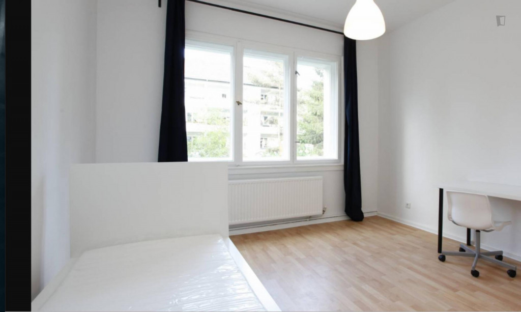 Great room in 3-bedroom apartment in Neukölln