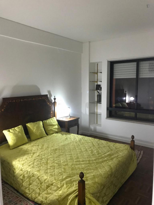 Double bedroom in a 2-bedroom apartment near Parque Bensaúde