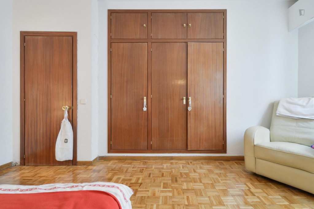 Neat double bedroom in a 4-bedroom student flat, in Castilla