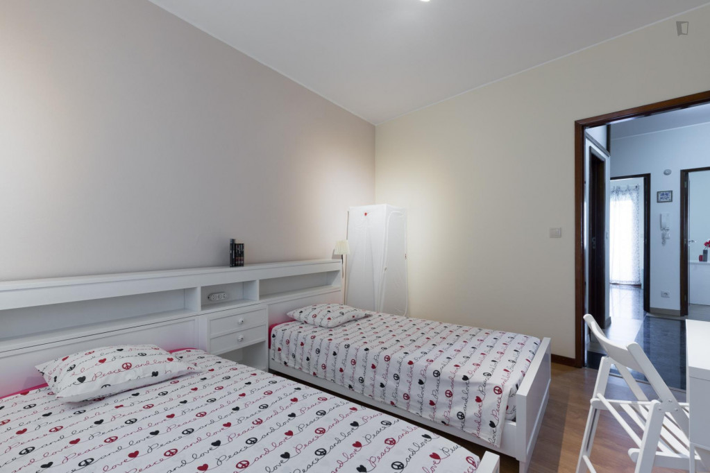 Cosy and bright twin bedroom in Porto