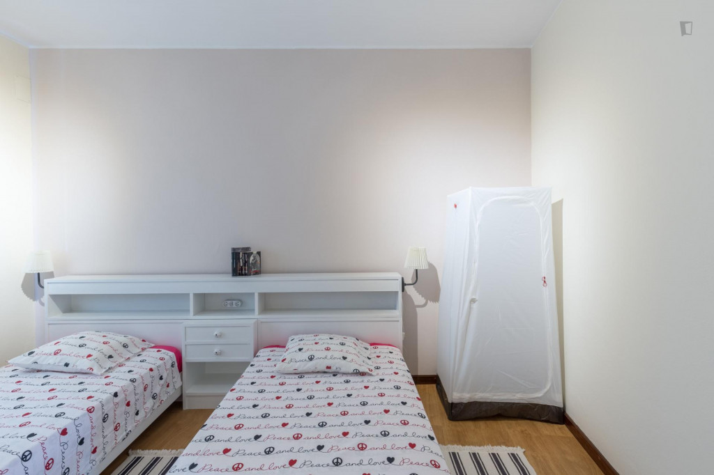 Cosy and bright twin bedroom in Porto