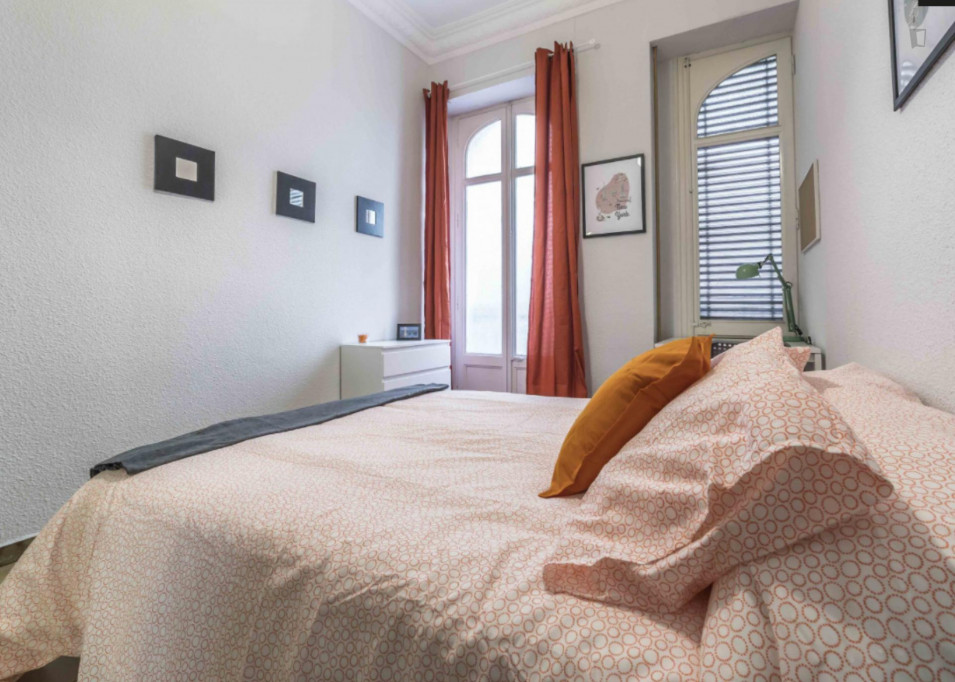 Comfy single bedroom in a 5-bedroom apartment, in the L’eixample neighbourhood