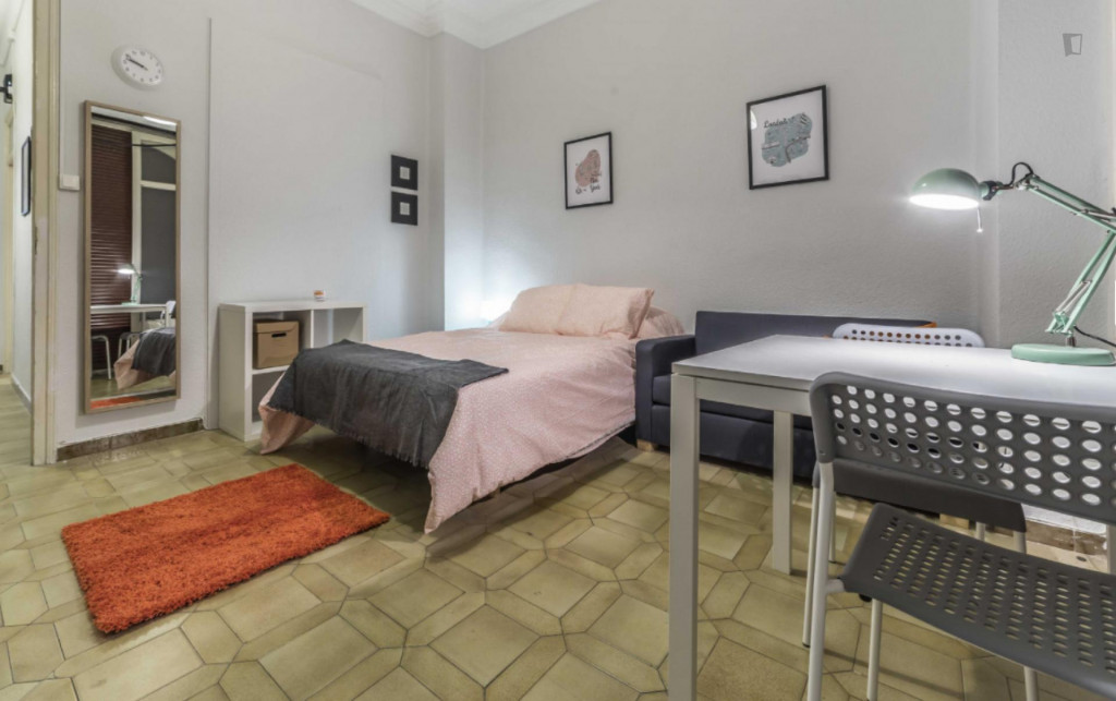 Lovely double bedroom in a 5-bedroom flat, in proximity to the Estació del Nord train