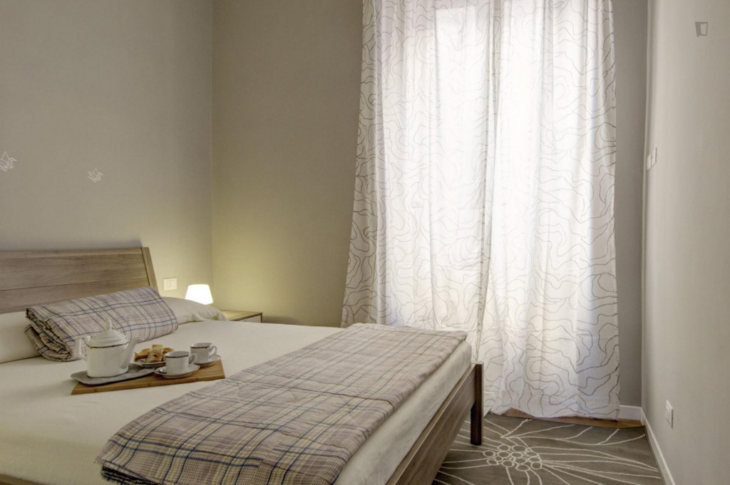 Elegant 2-bedroom flat near Piramide metro station