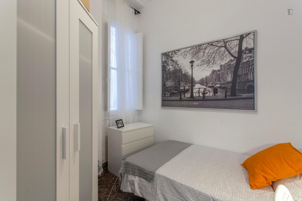 Relaxing single bedroom in an 8-bedroom flat, in La Roqueta