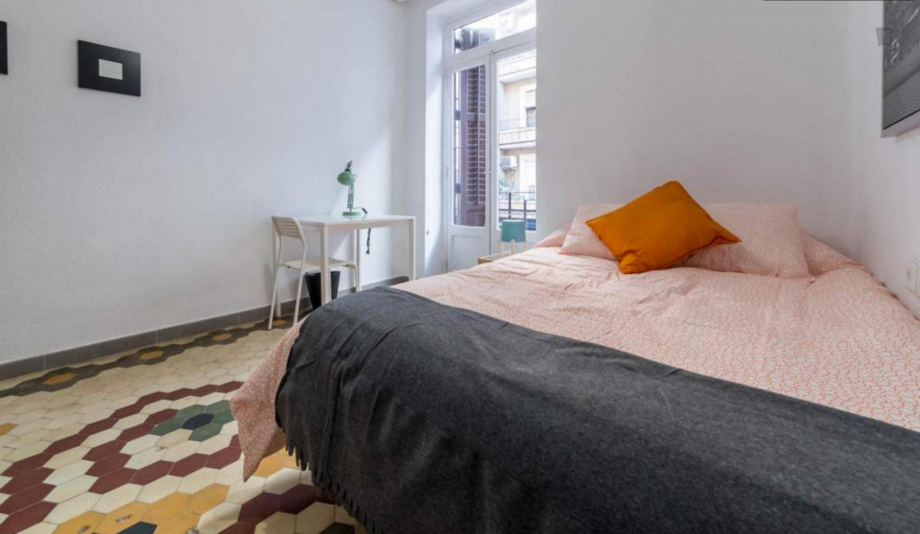 Luminous double bedroom near the Bailén metro