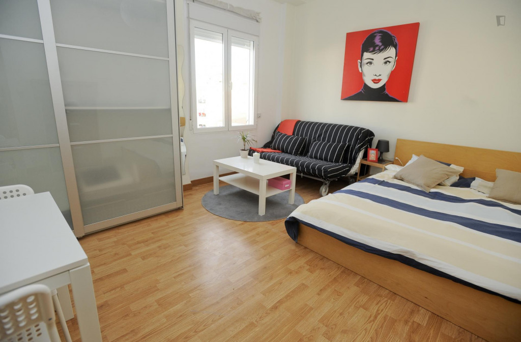 Cute double bedroom with a nice window view in the L'Eixample district