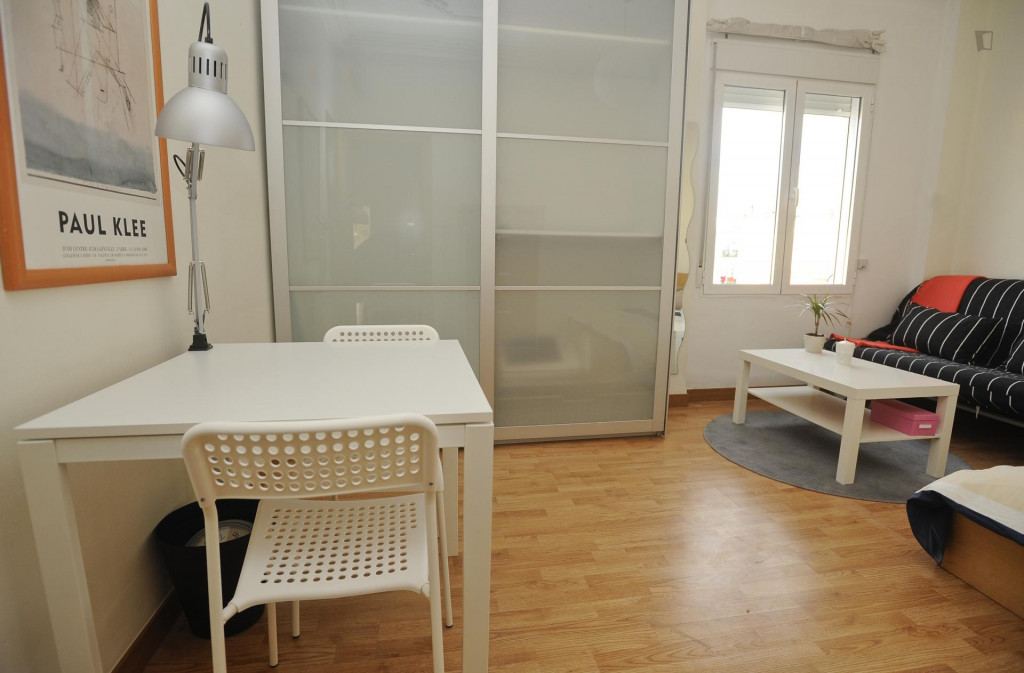 Cute double bedroom with a nice window view in the L'Eixample district