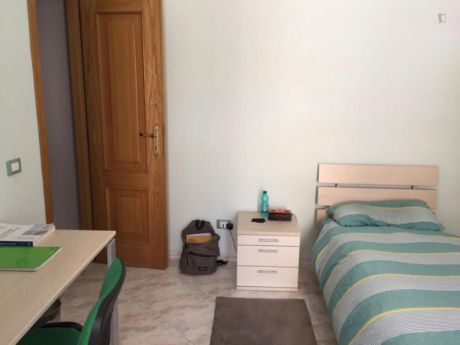 Bright single bedroom near Gemeli train station