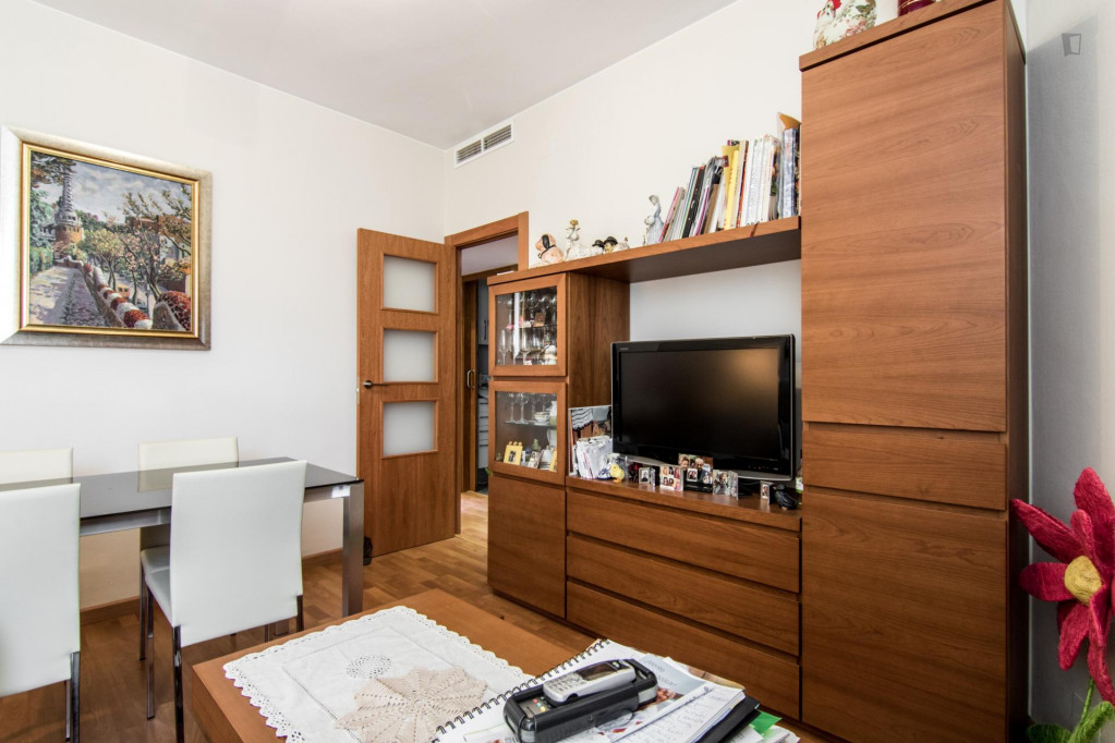 Single bedroom in a 3-bedroom flat in La Maternitat i St Ramon