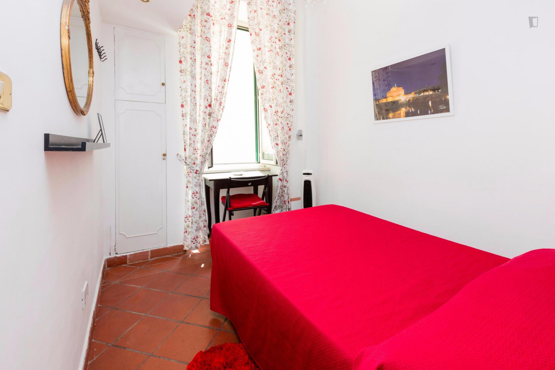 sorrento-cheerful-single-ensuite-bedroom-close-to-the-city-center