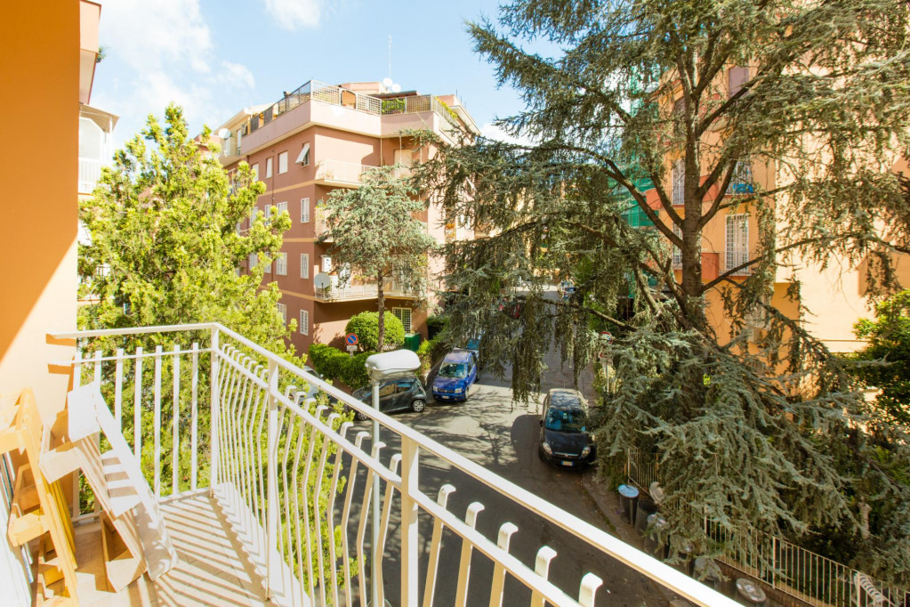 Bright single bedroom with a balcony, in Monte Mario