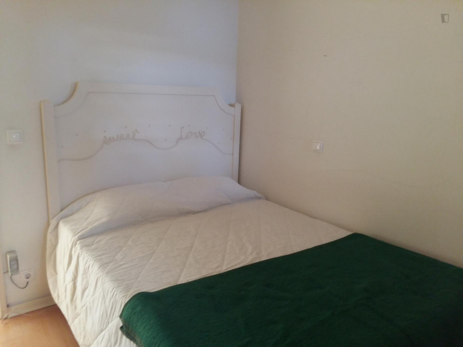 Double bedroom in a 3-bedroom house near Eixo train station