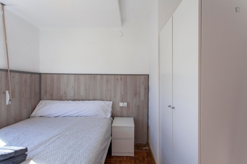 Double bedroom with a window view, in L'Amistat, Valencia | Student ...