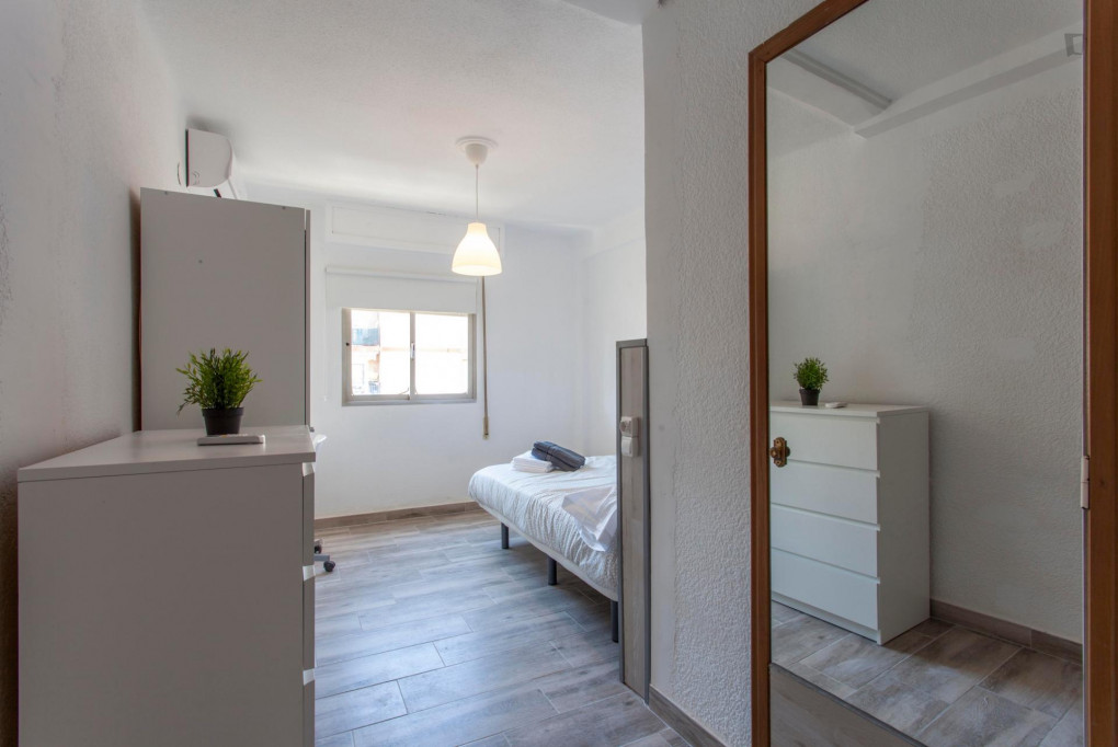 Enjoyable Single Bedroom Near The Amistat Casa De Salud Metro Valencia Student Accommodation