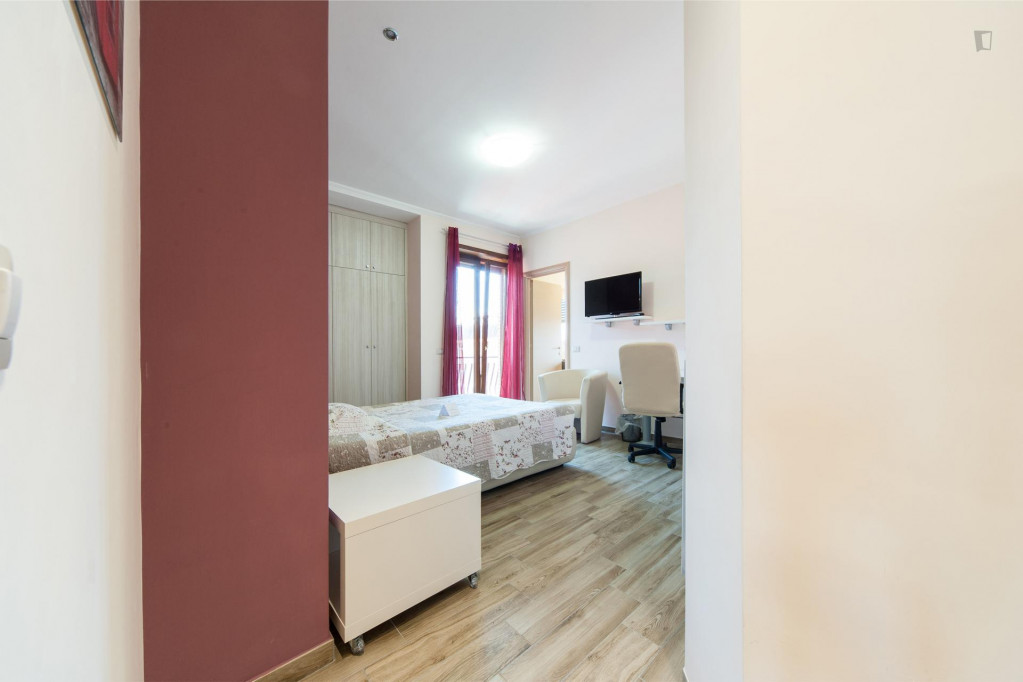 Charming double ensuite bedroom in residential Torre gaia