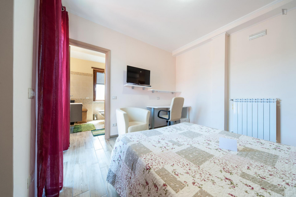 Charming double ensuite bedroom in residential Torre gaia